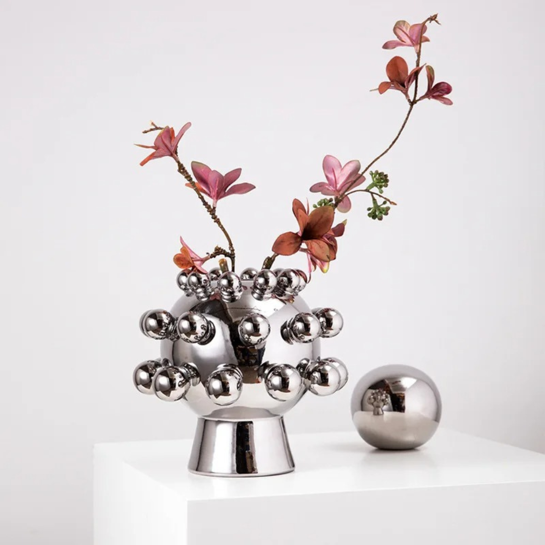 Vaso de Cerâmica Banhado a Prata com Bolinhas Geométricas