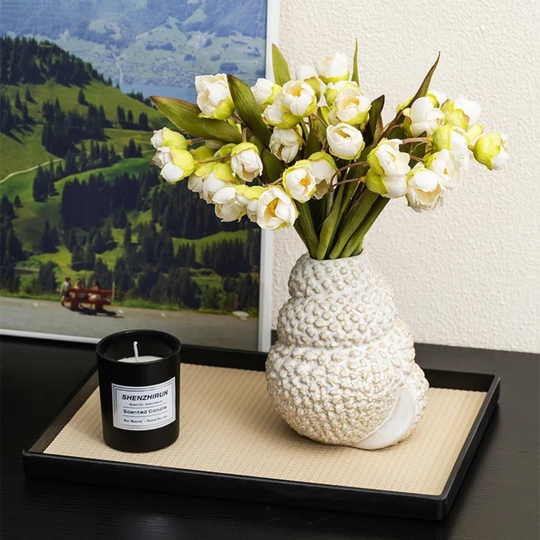 Vaso de Cerâmica com Textura e Formato de Concha