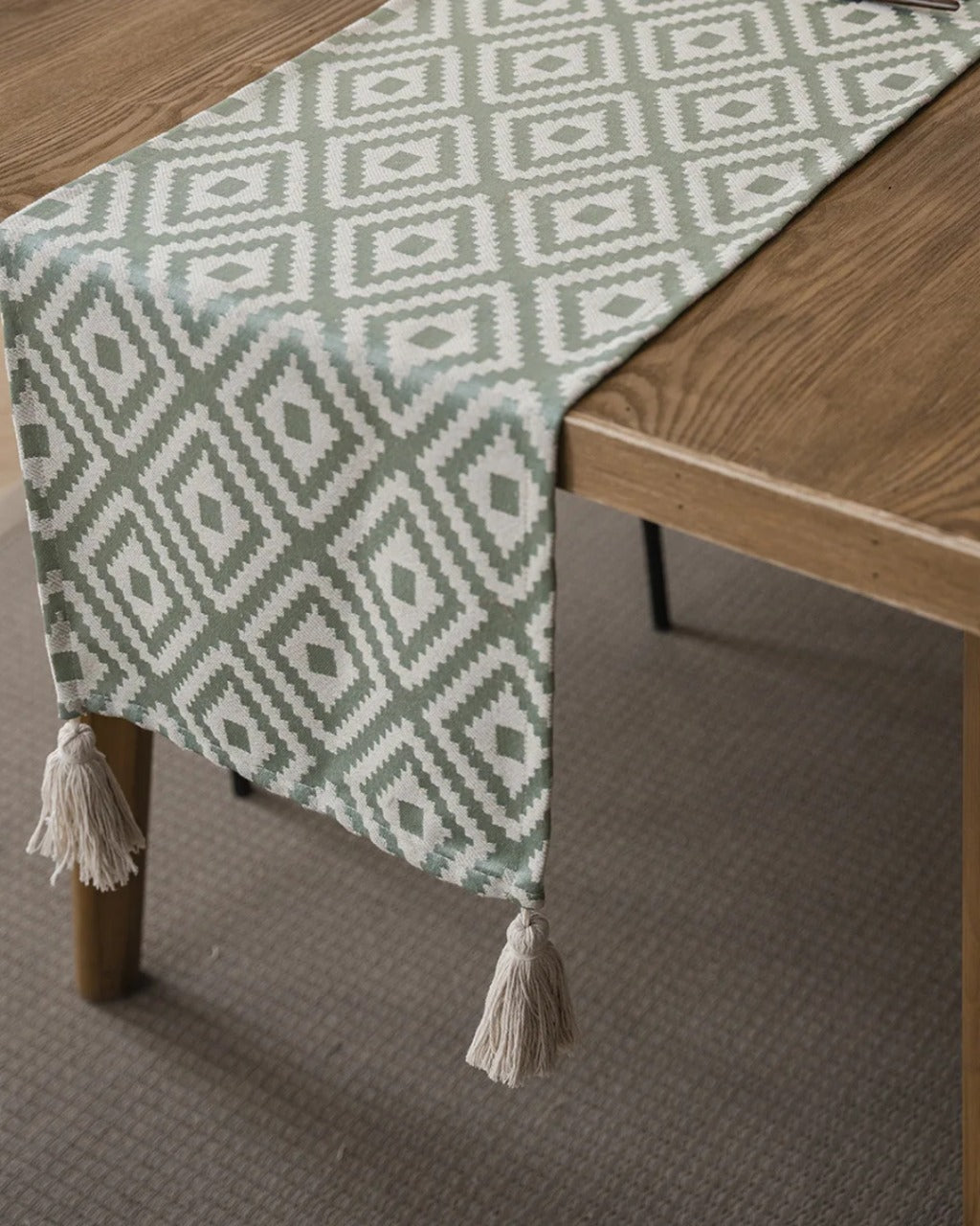 Caminho de Mesa Geométrico em Jacquard com Borla para Decoração