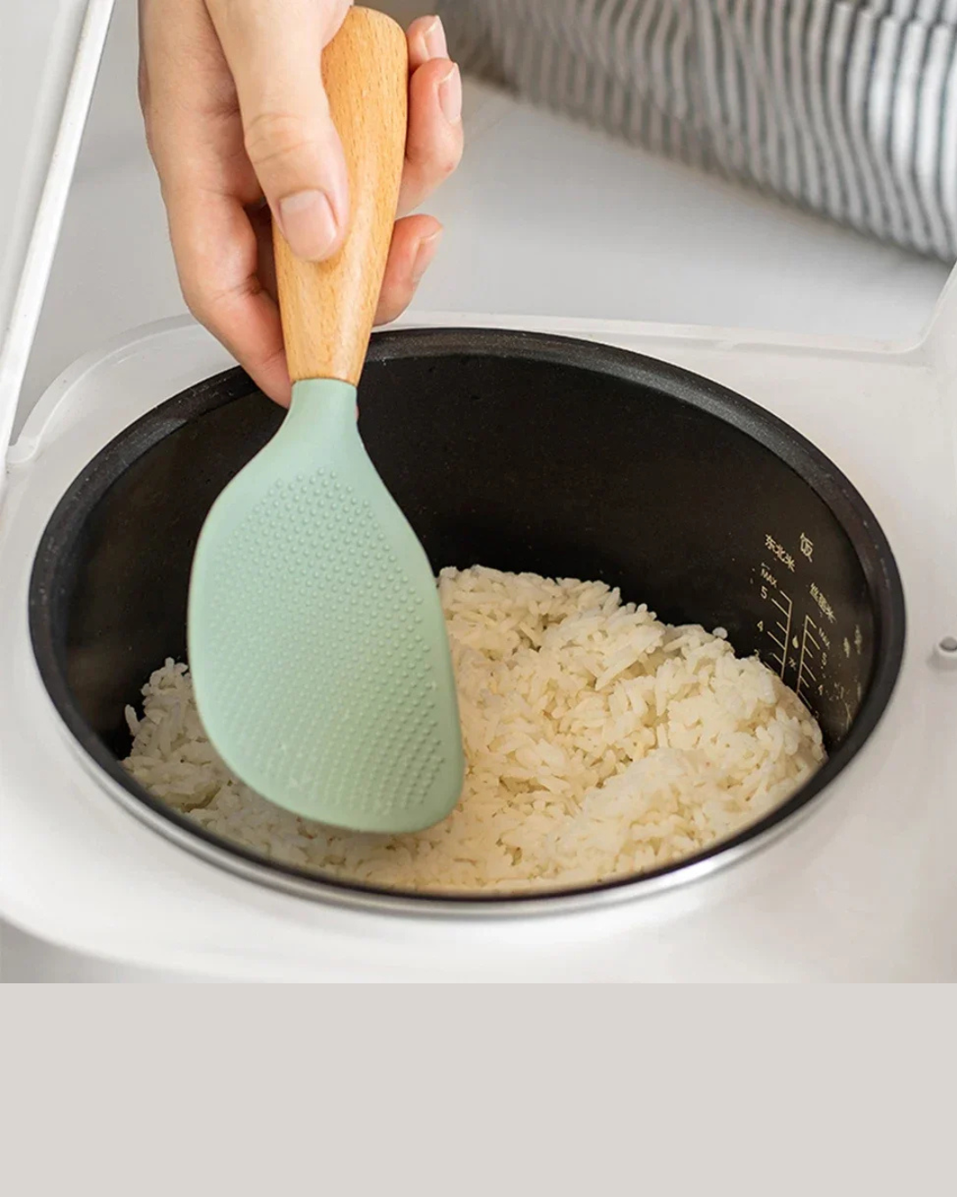 Colher de Arroz de Silicone com Cabo de Madeira Resistente ao Calor