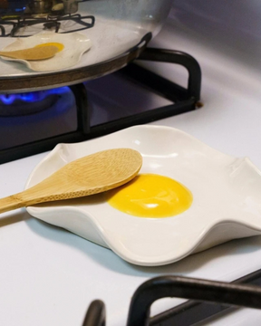 Descanso de Colher de Cerâmica em Formato de Ovo Frito