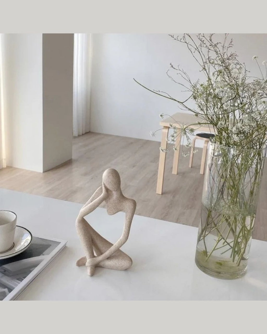 Escultura O Pensador Abstrato Cor Areia para Decoração de Sala e Escritório