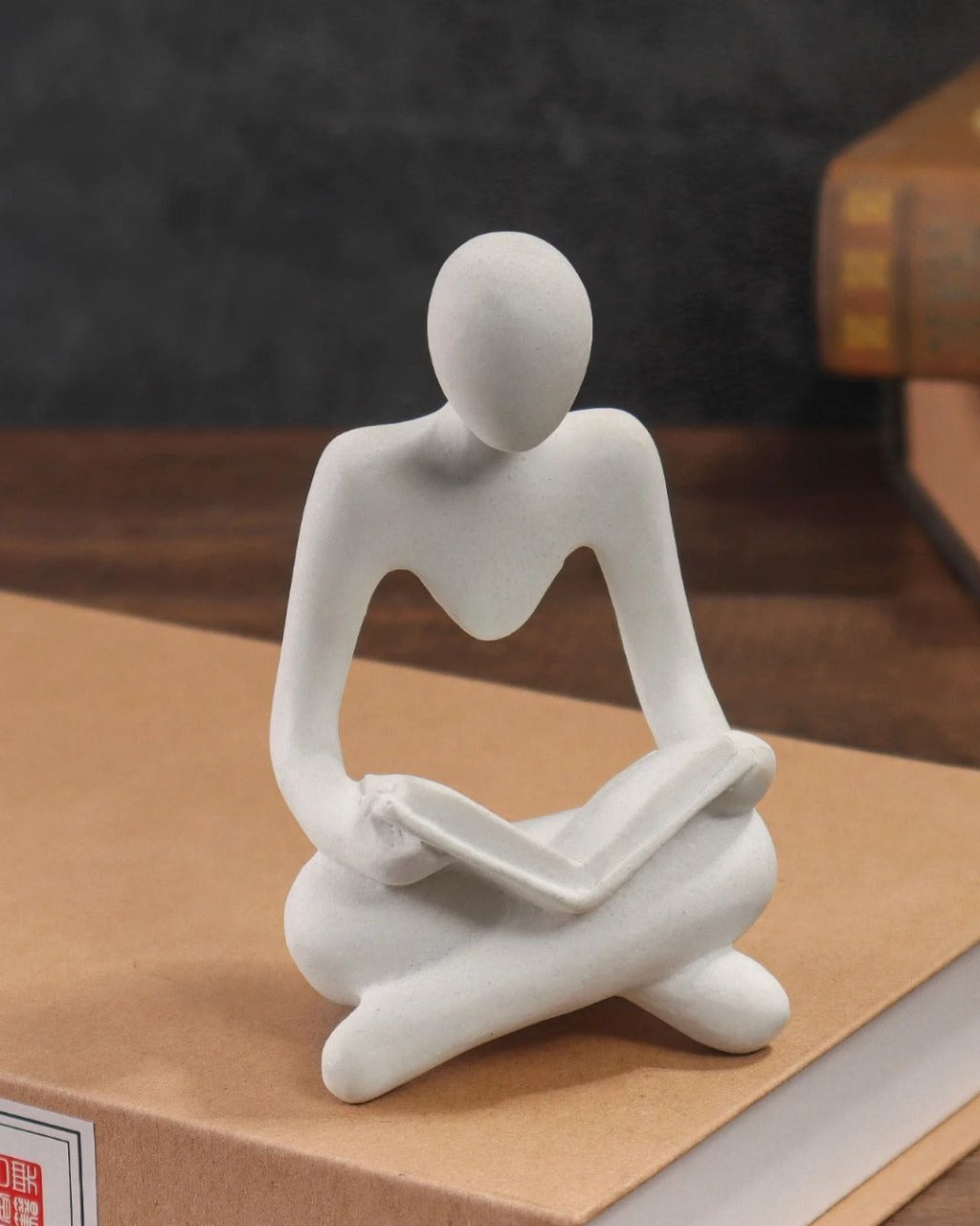 Escultura de Leitor Sentado em Resina Decoração para Estante Sala ou Escritório