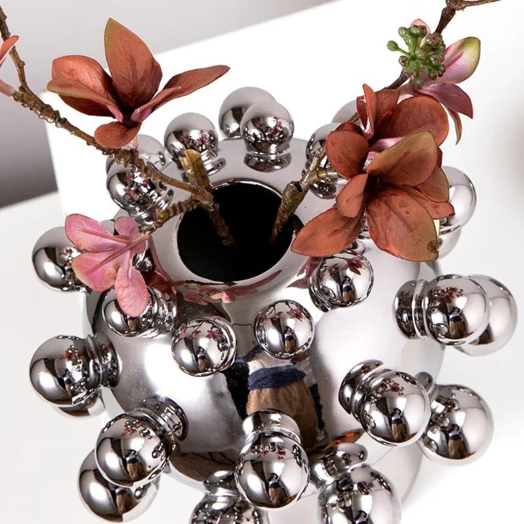 Vaso de Cerâmica Banhado a Prata com Bolinhas Geométricas