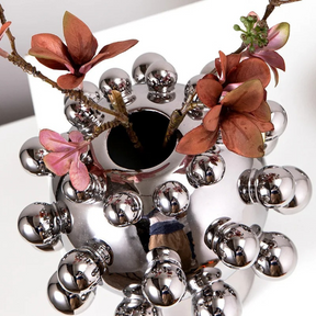 Vaso de Cerâmica Banhado a Prata com Bolinhas Geométricas