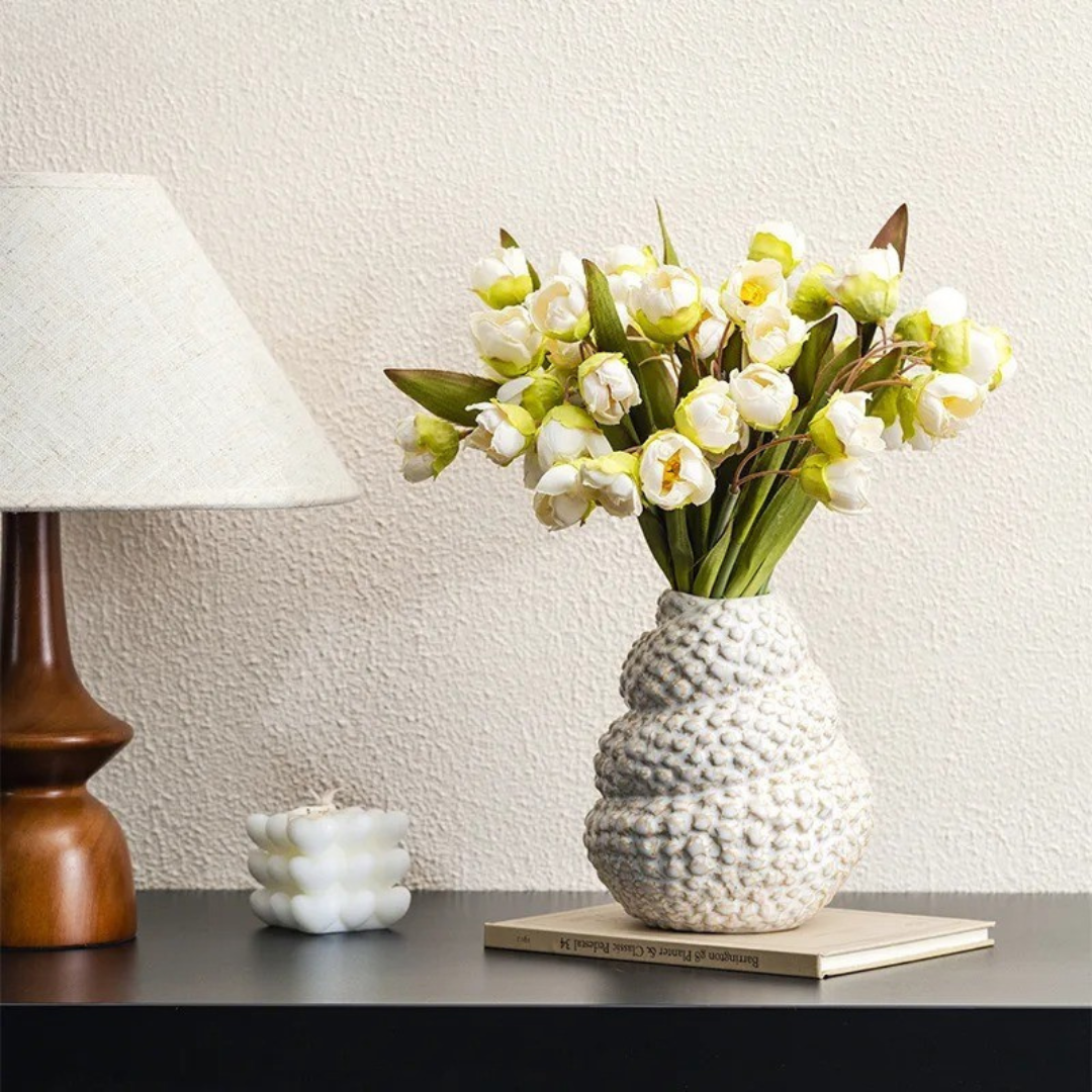 Vaso de Cerâmica com Textura e Formato de Concha